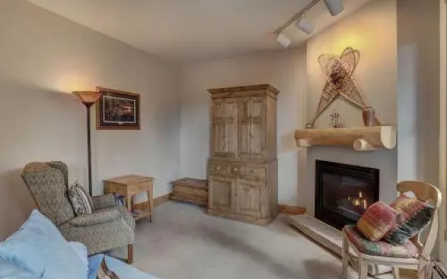 8757 Trappers Crossing Condo