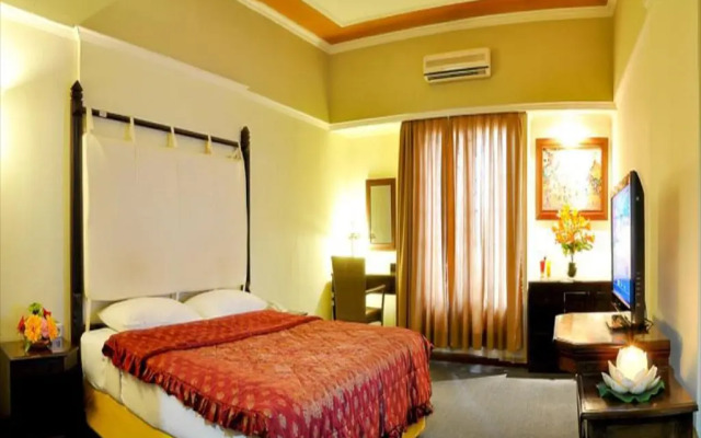 Tryas Hotel