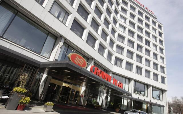 Отель Crowne Plaza Helsinki вид на фасад
