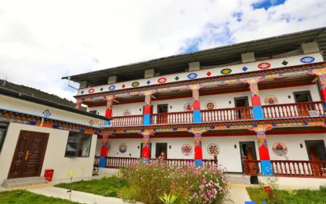 Lulang Zaxidele Tibetan Courtyard