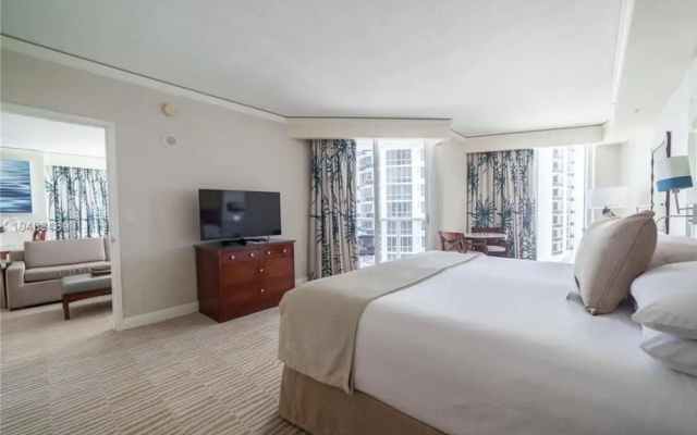Fabulous Waterfront 2BR 2BA Trump Tower Apartment 6 Guests