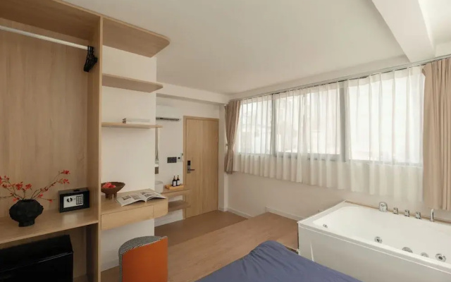 Zeus Living Central Hotel