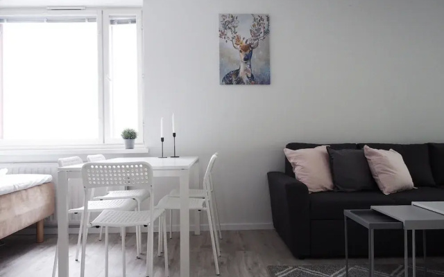 Spacious Downtown Apt with Balcony that Hosts 10