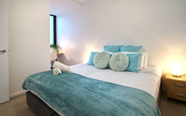 2BR Food Drink Hub Pool 2 Cars Gym Rooftop