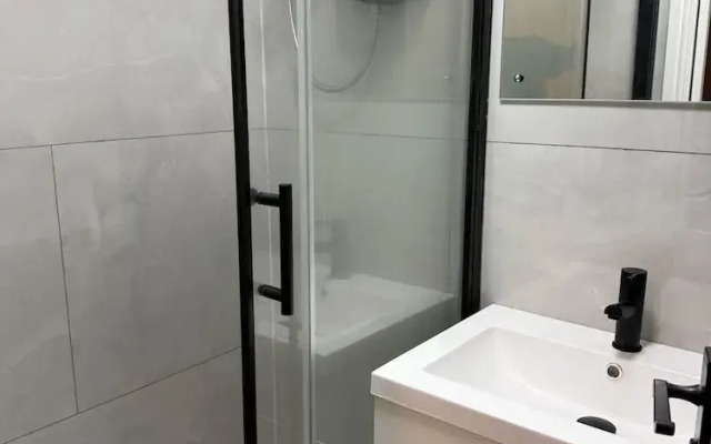 1 Bed Flat - Sleeps 2 - Parking - Wifi