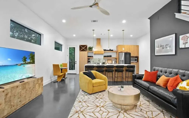 South Lamar Luxe Creekside Hot Tub