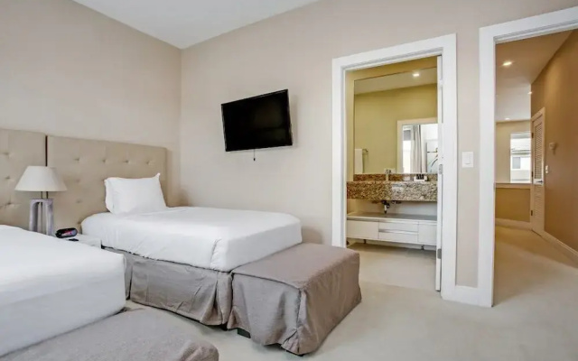 Amazing 3 Bedroom Magic Village Townhome 7607re