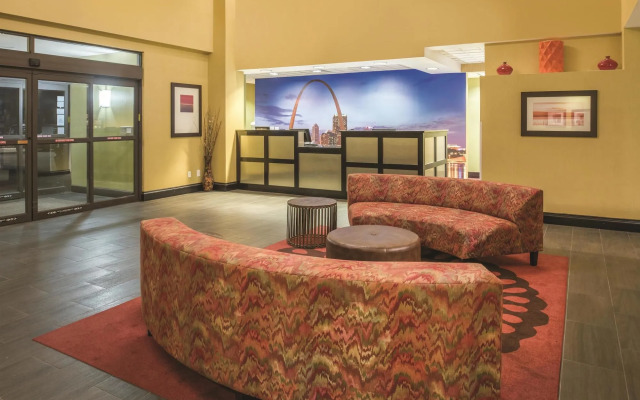 La Quinta Inn & Suites St. Louis Airport - Riverport