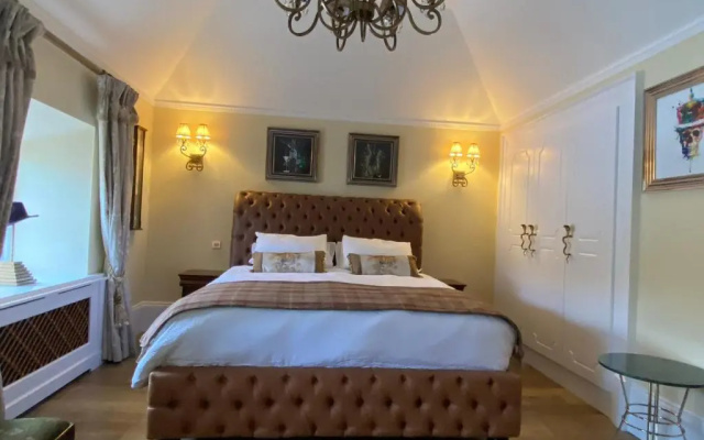Clan Young Suite