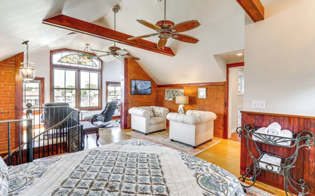 Downtown Essex Apartment - Steps to River!