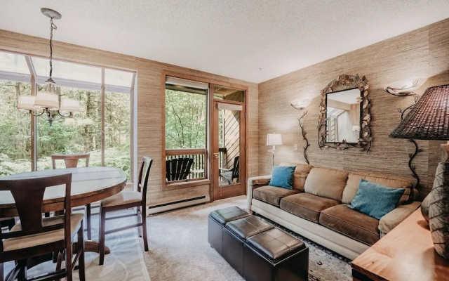 84sw - Sauna - Soaker Tub -  Fireplace - Sleeps 6 2 Bedroom Home by RedAwning