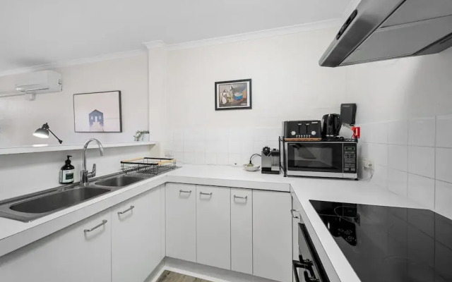Stylish 1-bed Stay With Balcony & Study