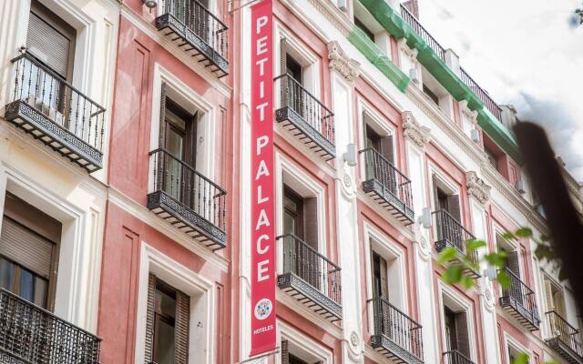 Отель Petit Palace Puerta del Sol вид на фасад