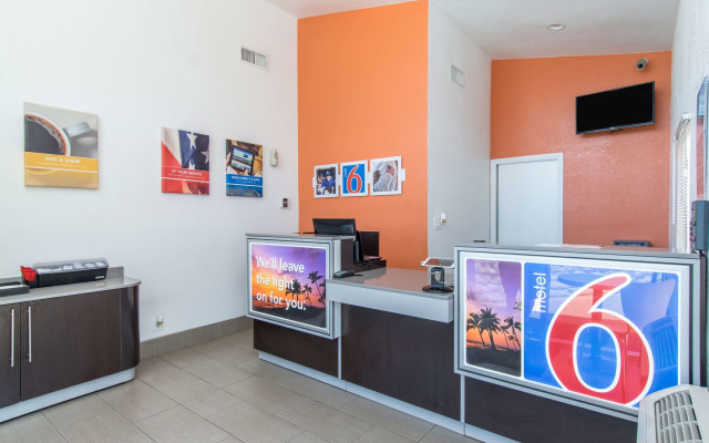 Motel 6 Bakersfield, CA - Central