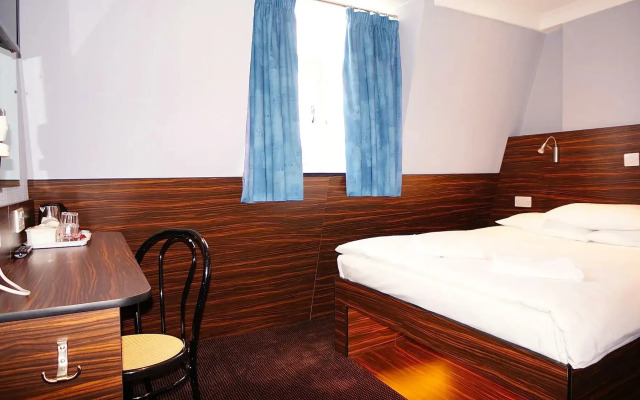 Crestfield Hotel