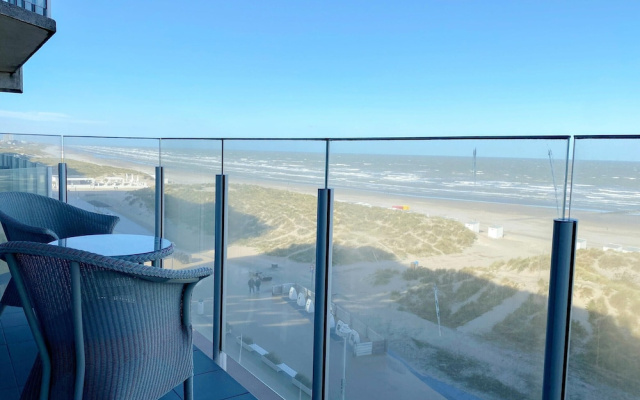 Sea-view Apartment on Zeedijk