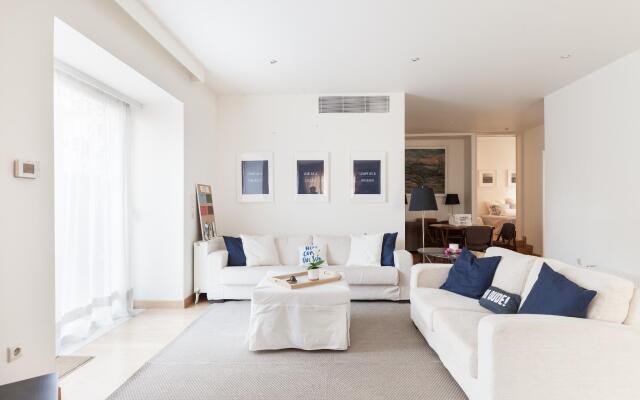 Отель Lux apt w/ Acropolis view Афины комната для гостей