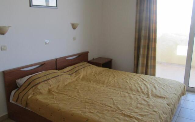 Peros Studios & Apartments