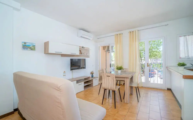 Apartment in Empuriabrava Near Sandy Beach