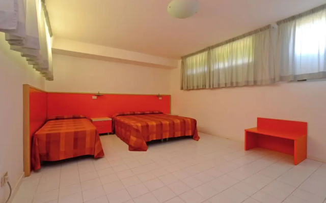 Ideal Getaway Flat With Solarium and Pool