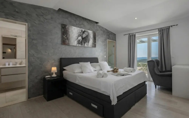 Villa Luka With 50 sqm Pool