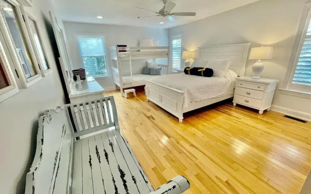Blacstone Avenue 38285