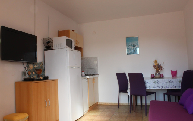 Apartment Đurđa - close to the sea A2 Pirovac, Riviera Sibenik