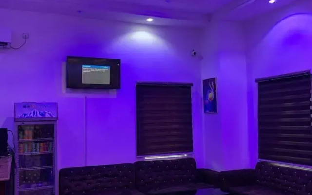 Leons Hotel and Suite