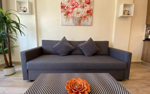 Modern 1 Bedroom Seaside Apartment with Pool