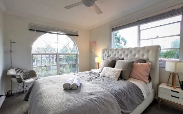 Comfy 4 Bedroms Corner House