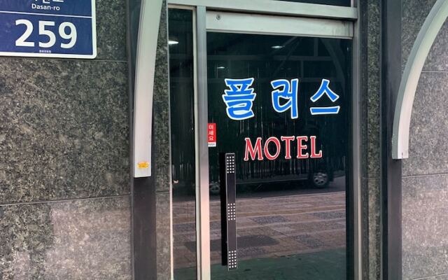Отель Plus Motel вид на фасад