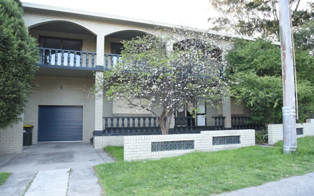 Warrawong holiday big home