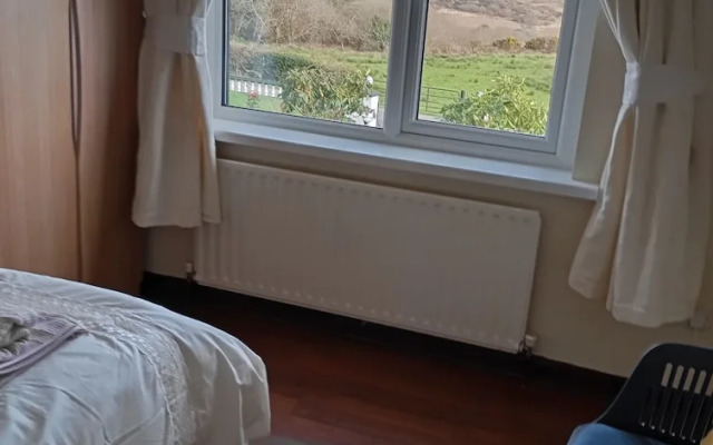 Room in Apartment - 1 Bedroom In A Homely Home With A Lovely Farm