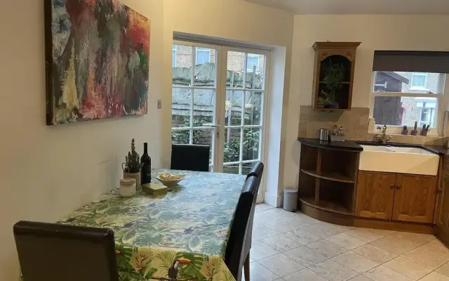Traditional Elegant Spacious English Home, 4bdr