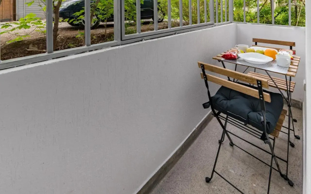 Comfort.Chic.Charming Apt with Terrace near NDK