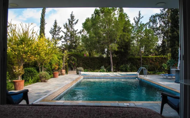 Idyllic studio with private pool