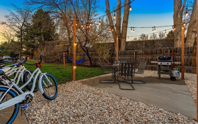 Couple’s Getaway | Dog Friendly, Bike to Old Town!
