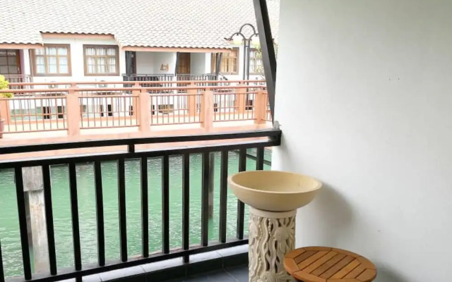 Alpine LXPD Water Chalet