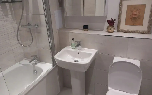 Tranquil Loughton Apartment Retreat