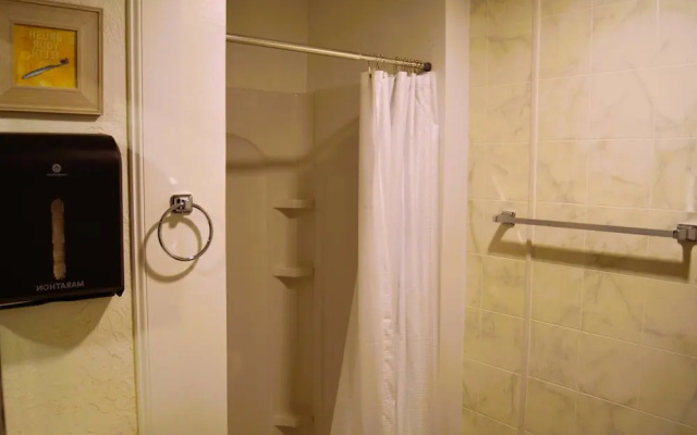 Room-cozy Nest Near UND Campus