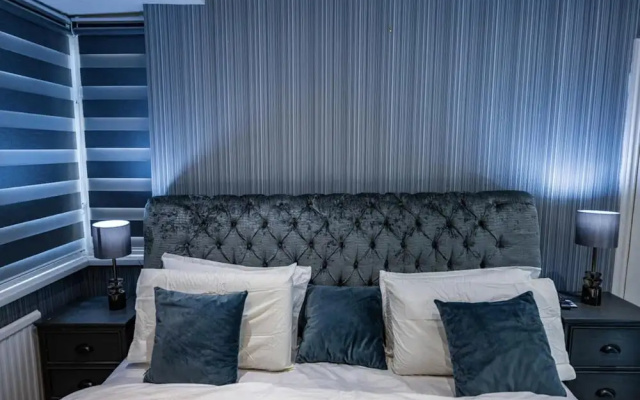 3 Bed House - Sleeps 6 With Free Parking