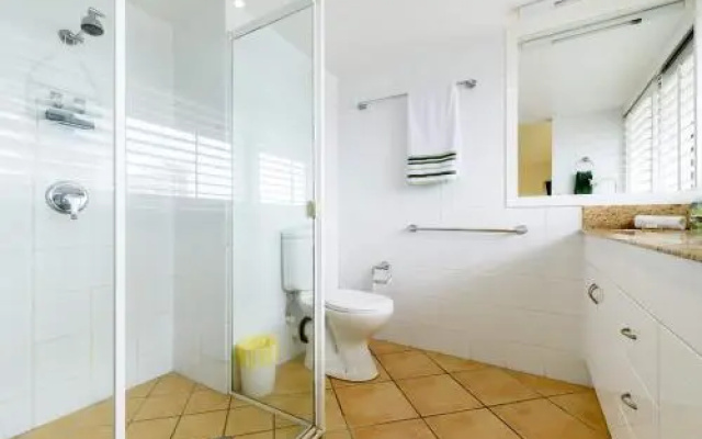 Main Beach Waterfront Apartment