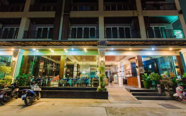 Отель Azure Bangla Phuket Патонг вид на фасад