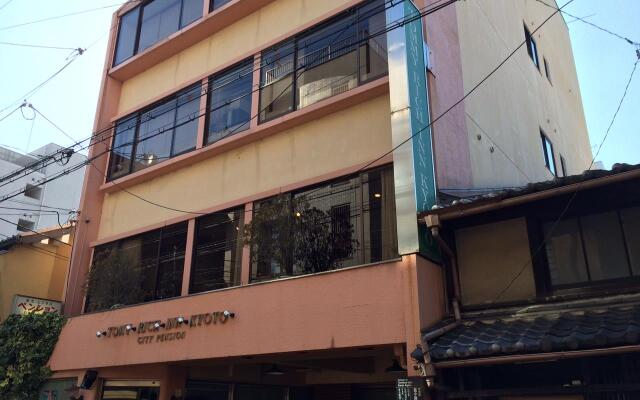Отель City Pension Tommy Rich Inn Kyoto вид на фасад