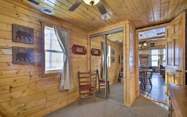 Charming Lost Lake Cabin: Fish, Boat & Hunt!