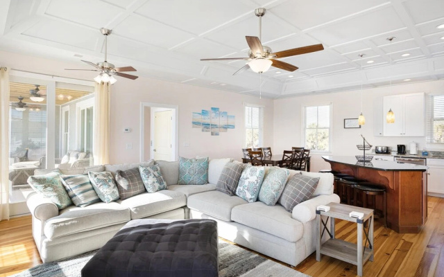Endless Summer 5 Bedroom Home by Redawning