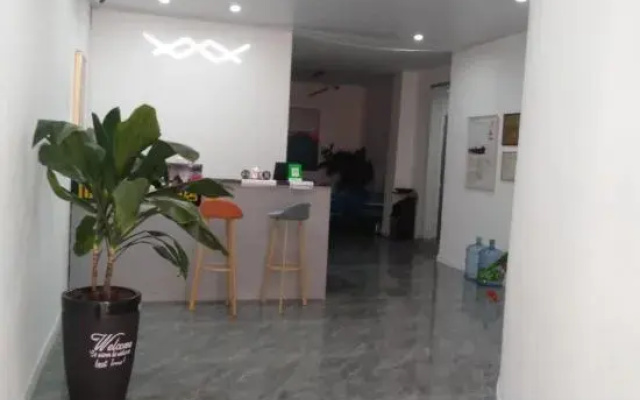 Luojiang Yijia Business Hotel