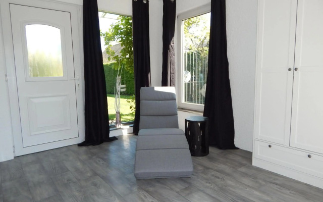 Wunderschoenes-freihstehendes-Ferienhaus-an-der-See-Sauna-Strand-Yachthafen-WLAN