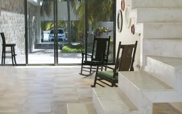5 BR House with Pool and Private Beach