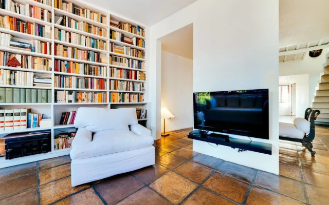 Luxury Art Apt With Terrace in Trastevere, Serviced by Hostmaker